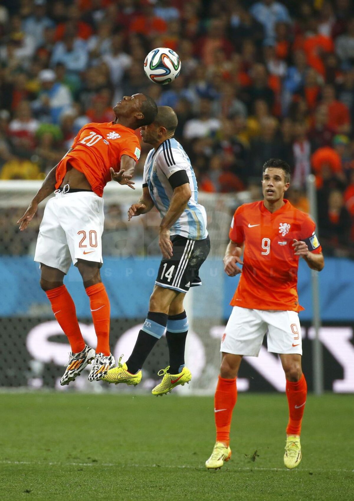 VIDEO+FOTO Moment de groază » Javier Mascherano a căzut ca secerat după ce s-a dat cap în cap cu Georginio Wijnaldum