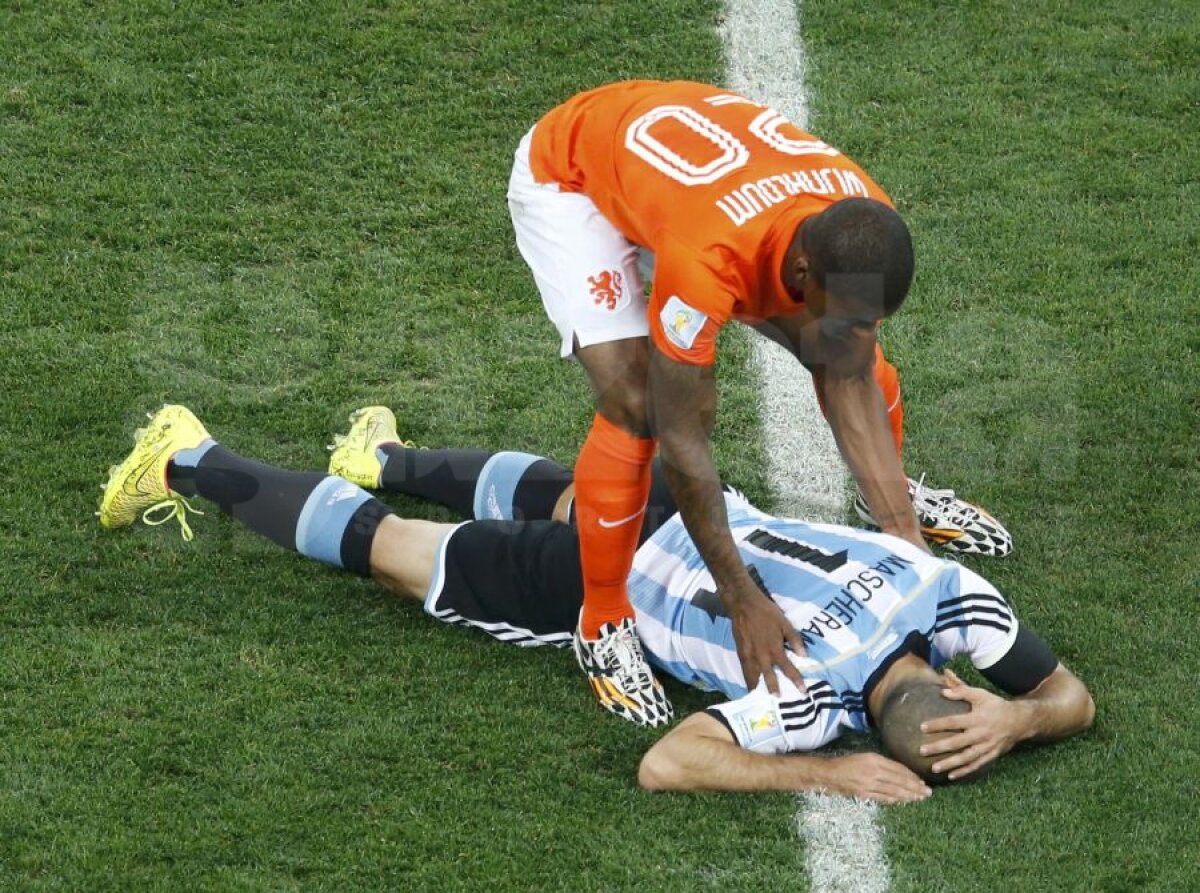 VIDEO+FOTO Moment de groază » Javier Mascherano a căzut ca secerat după ce s-a dat cap în cap cu Georginio Wijnaldum