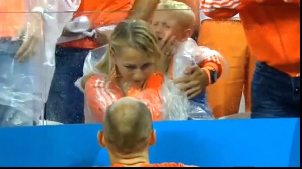 VIDEO şi FOTO Pentru ei contează cel mai mult » Fiul lui Robben s-a înecat în lacrimi la finalul meciului