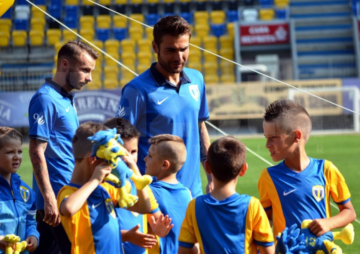 Cu Lupino spre titlu! » Petrolul a făcut o şedinţă foto înainte de startul sezonului şi a prezentat cea mai nouă achiziţie: mascota clubului :)