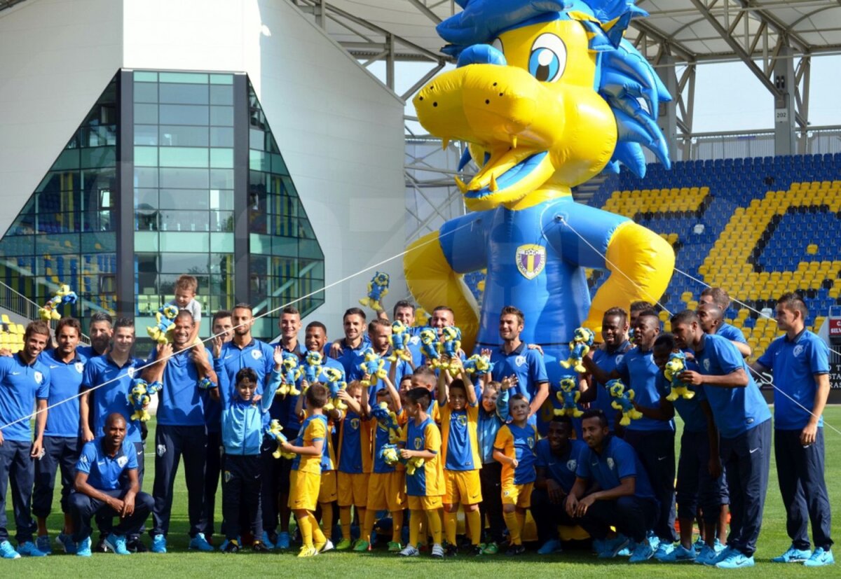 Cu Lupino spre titlu! » Petrolul a făcut o şedinţă foto înainte de startul sezonului şi a prezentat cea mai nouă achiziţie: mascota clubului :)