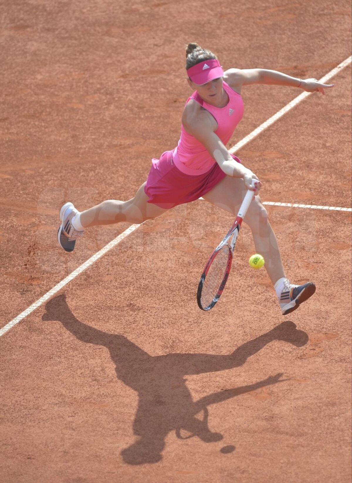 FOTO A chinuit-o un pic » Simona Halep a avut nevoie de 3 seturi pentru a o învinge pe Monica Niculescu! Mîine, finala cu Roberta Vinci