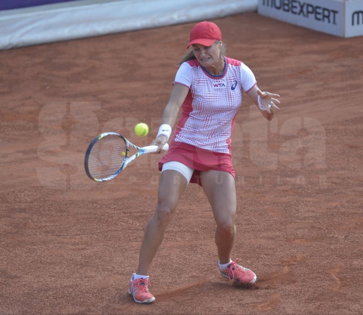 FOTO A chinuit-o un pic » Simona Halep a avut nevoie de 3 seturi pentru a o învinge pe Monica Niculescu! Mîine, finala cu Roberta Vinci