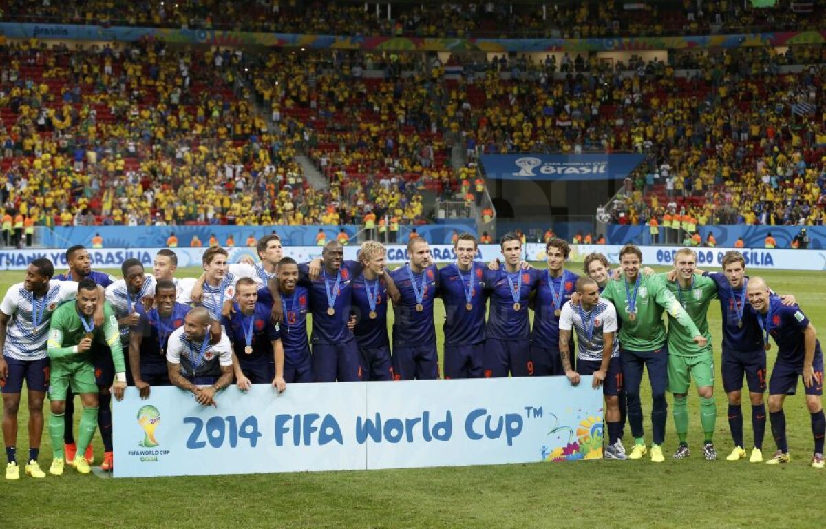 GALERIE FOTO Premiaţi de Sepp Blatter » Olandezii şi-au luat medaliile şi au sărbătorit locul 3