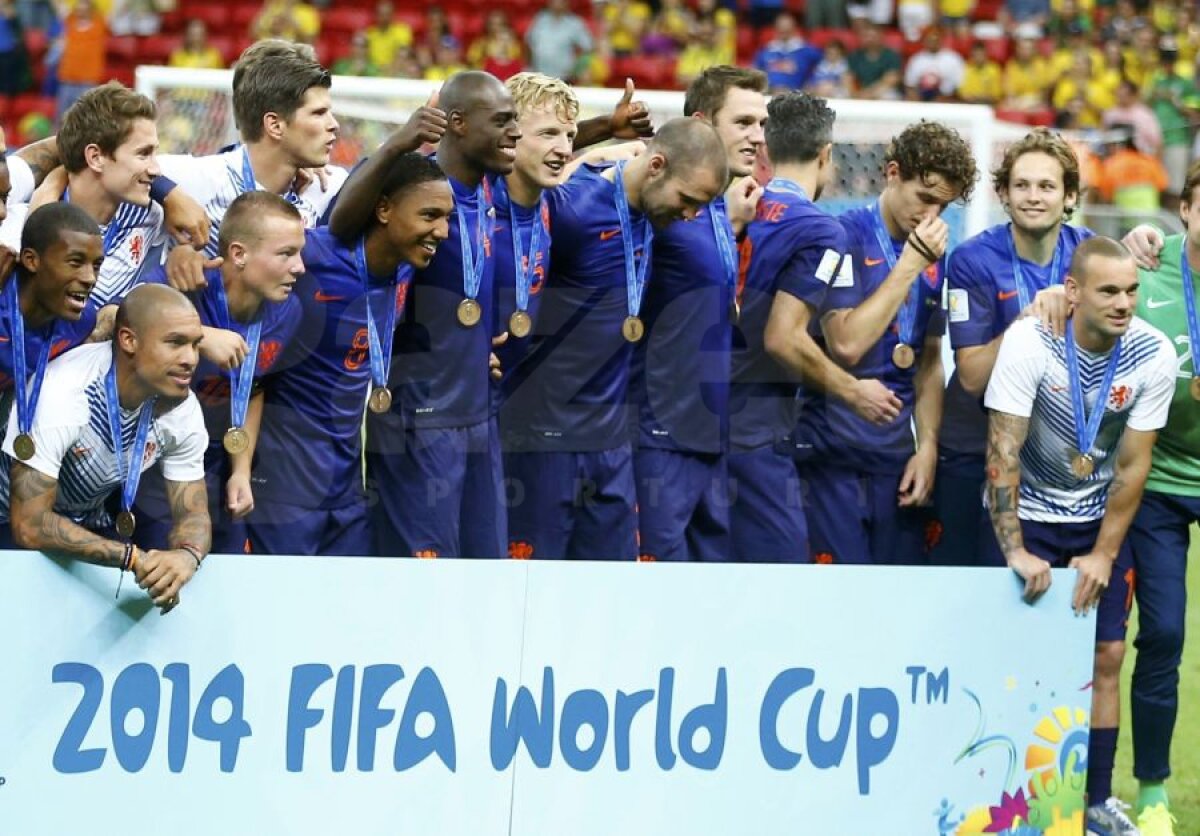 GALERIE FOTO Premiaţi de Sepp Blatter » Olandezii şi-au luat medaliile şi au sărbătorit locul 3