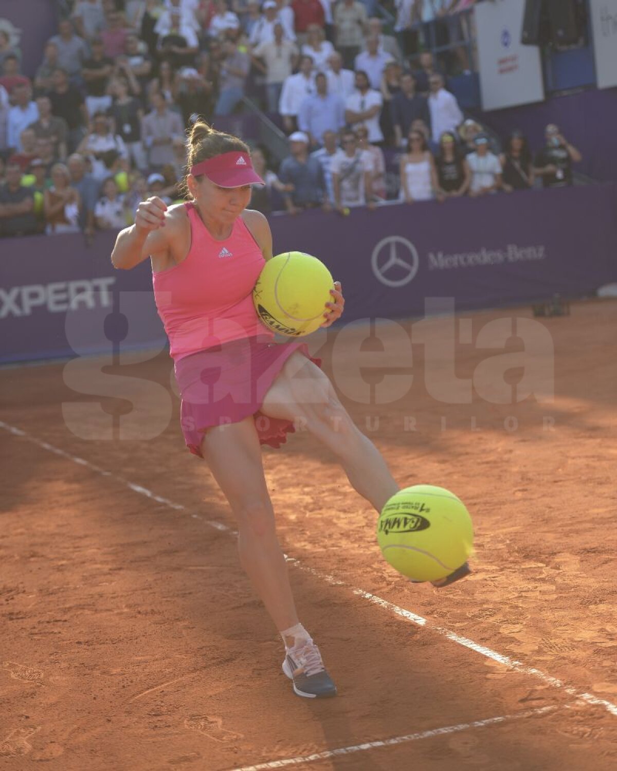 GALERIE FOTO Faza zilei! Simona şi-a arătat muşchii! » Şuturi à la Gică Hagi: "Ce stîng are" :D