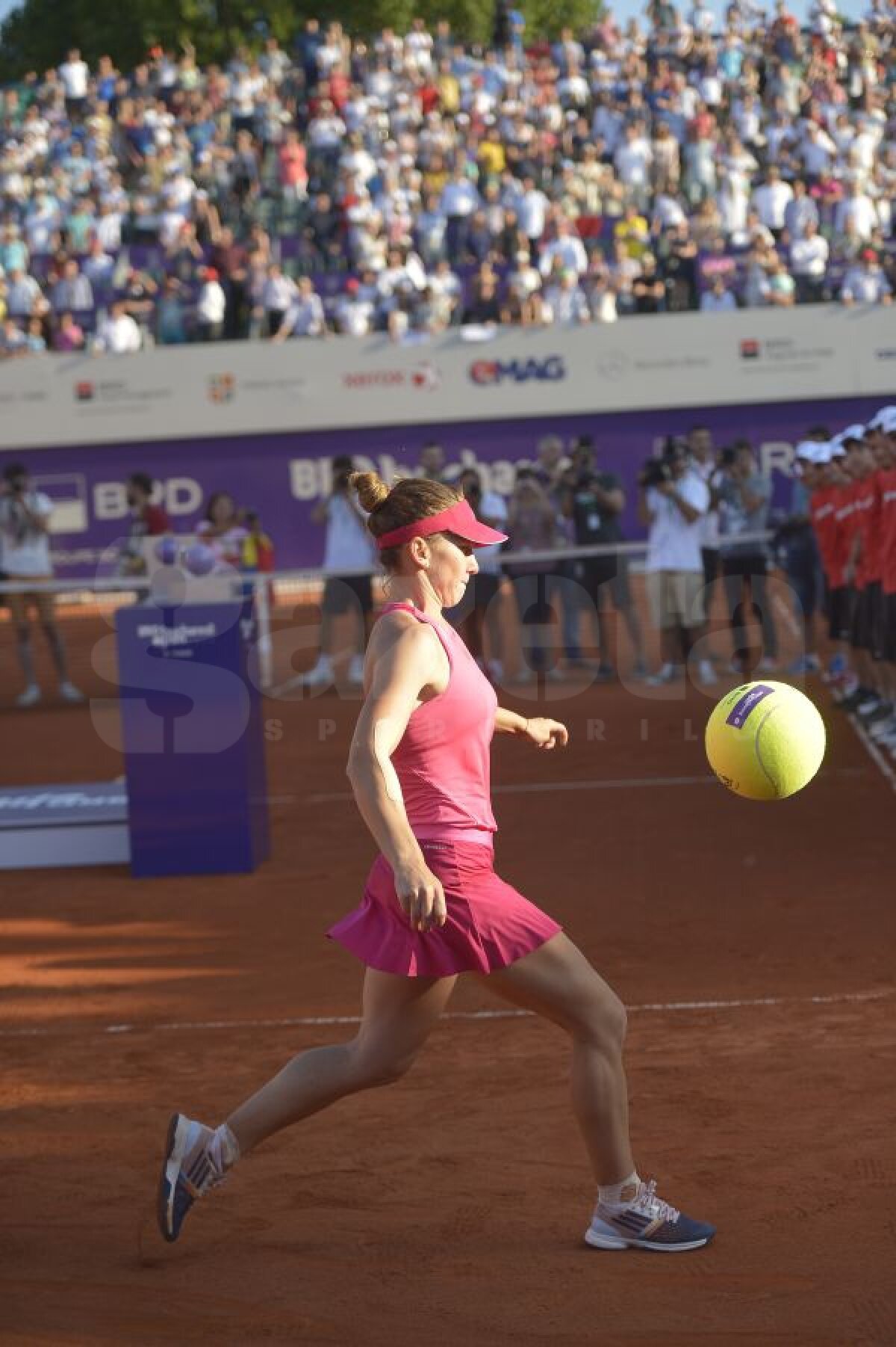 GALERIE FOTO Faza zilei! Simona şi-a arătat muşchii! » Şuturi à la Gică Hagi: "Ce stîng are" :D