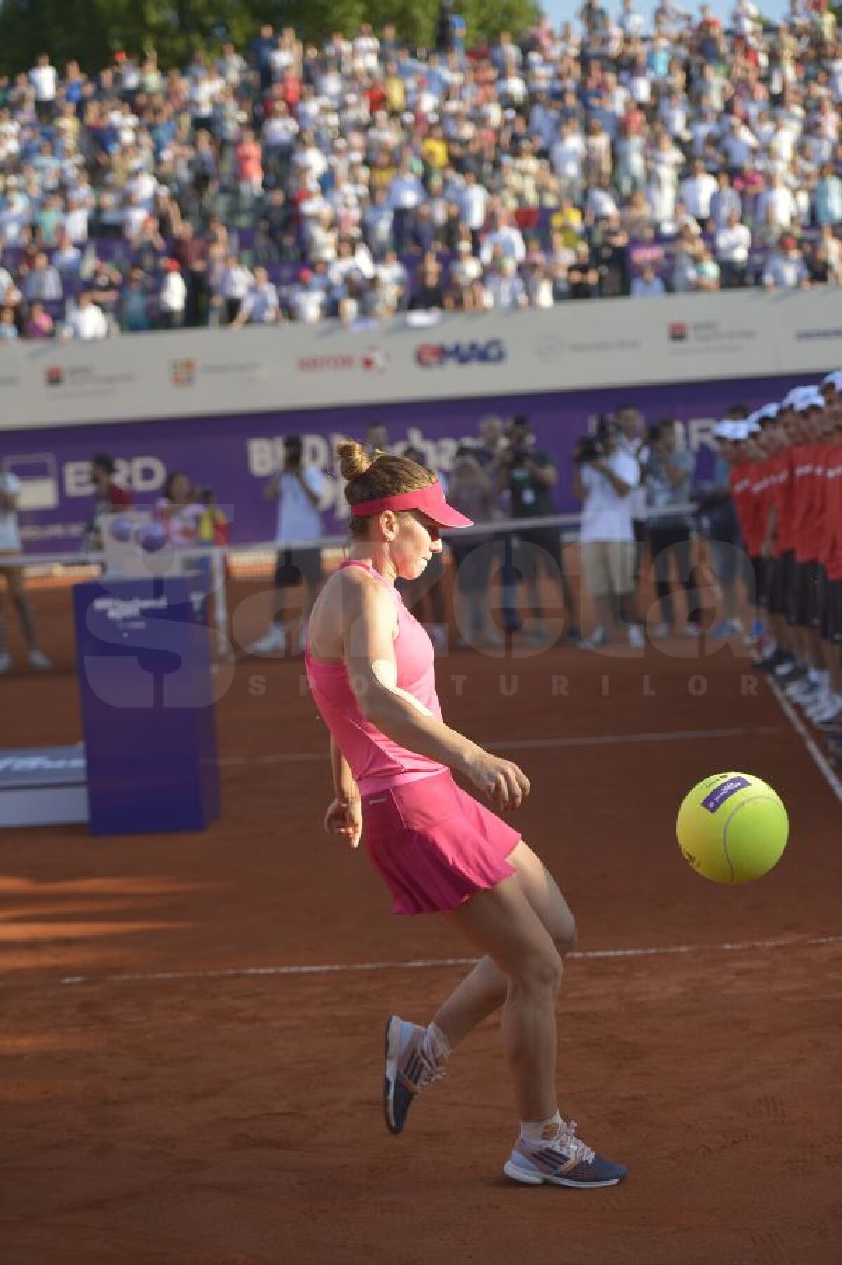 GALERIE FOTO Faza zilei! Simona şi-a arătat muşchii! » Şuturi à la Gică Hagi: "Ce stîng are" :D