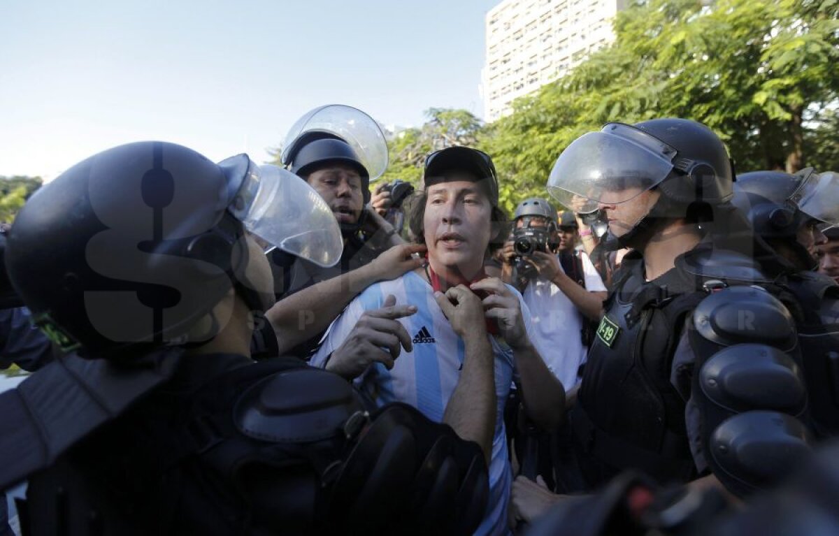 Bătăi în afara stadionului » Poliţia a dispersat 300 de manifestanţi cu gaze lacrimogene în apropiere de Maracana