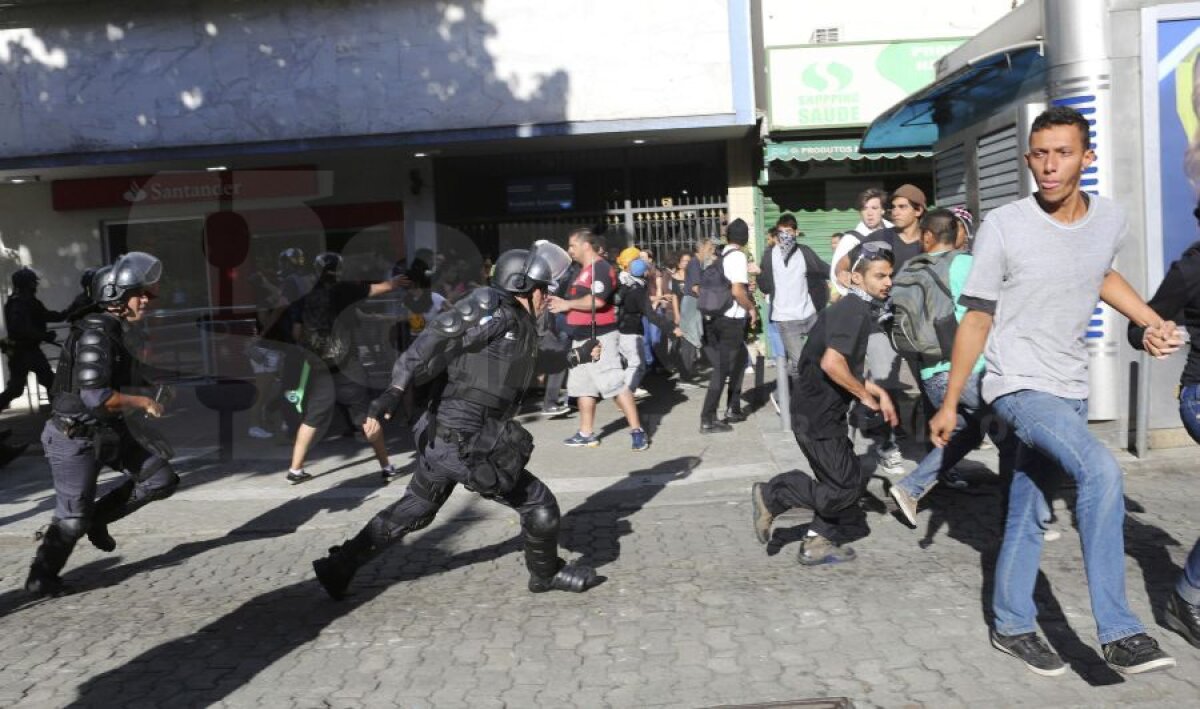 Bătăi în afara stadionului » Poliţia a dispersat 300 de manifestanţi cu gaze lacrimogene în apropiere de Maracana