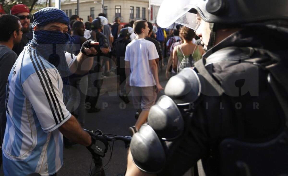 Bătăi în afara stadionului » Poliţia a dispersat 300 de manifestanţi cu gaze lacrimogene în apropiere de Maracana