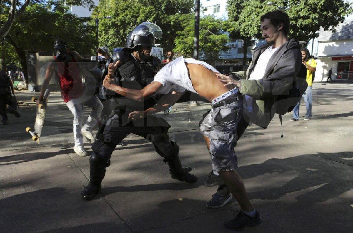 Bătăi în afara stadionului » Poliţia a dispersat 300 de manifestanţi cu gaze lacrimogene în apropiere de Maracana