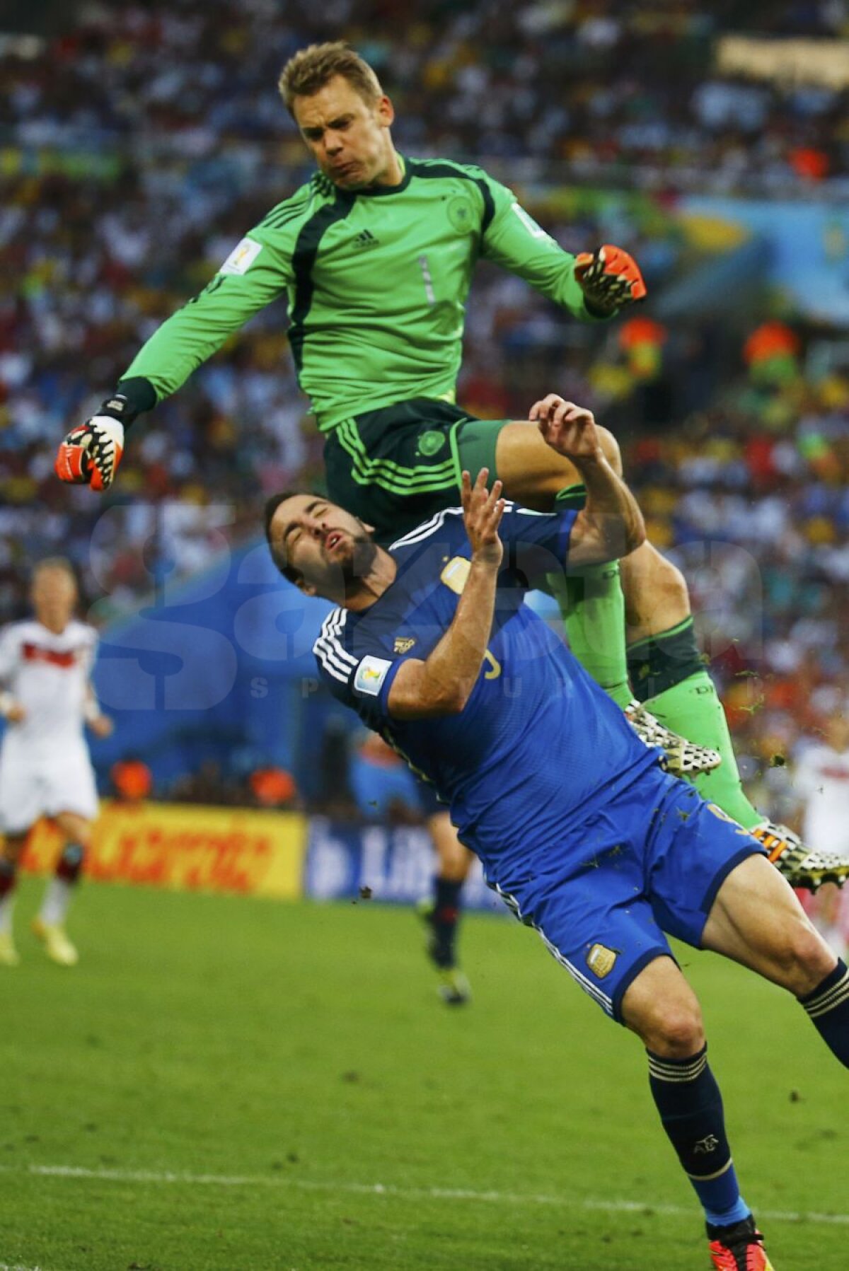 VIDEO+FOTO Kung Fu fighter » Manuel Neuer l-a lovit cu genunchiul în cap pe Gonzalo Higuain!