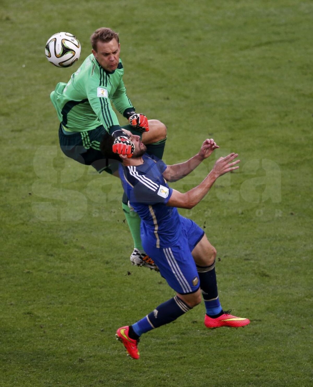 VIDEO+FOTO Kung Fu fighter » Manuel Neuer l-a lovit cu genunchiul în cap pe Gonzalo Higuain!