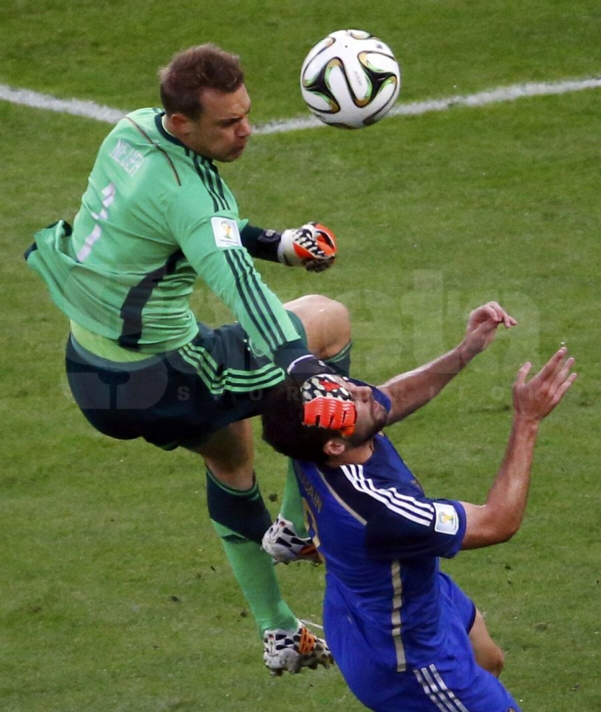 VIDEO+FOTO Kung Fu fighter » Manuel Neuer l-a lovit cu genunchiul în cap pe Gonzalo Higuain!