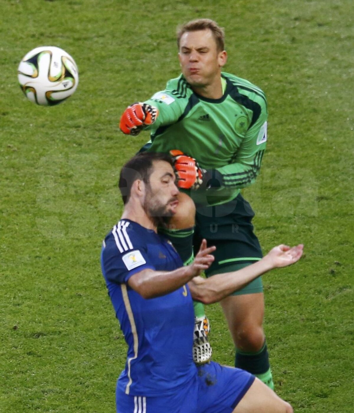 VIDEO+FOTO Kung Fu fighter » Manuel Neuer l-a lovit cu genunchiul în cap pe Gonzalo Higuain!