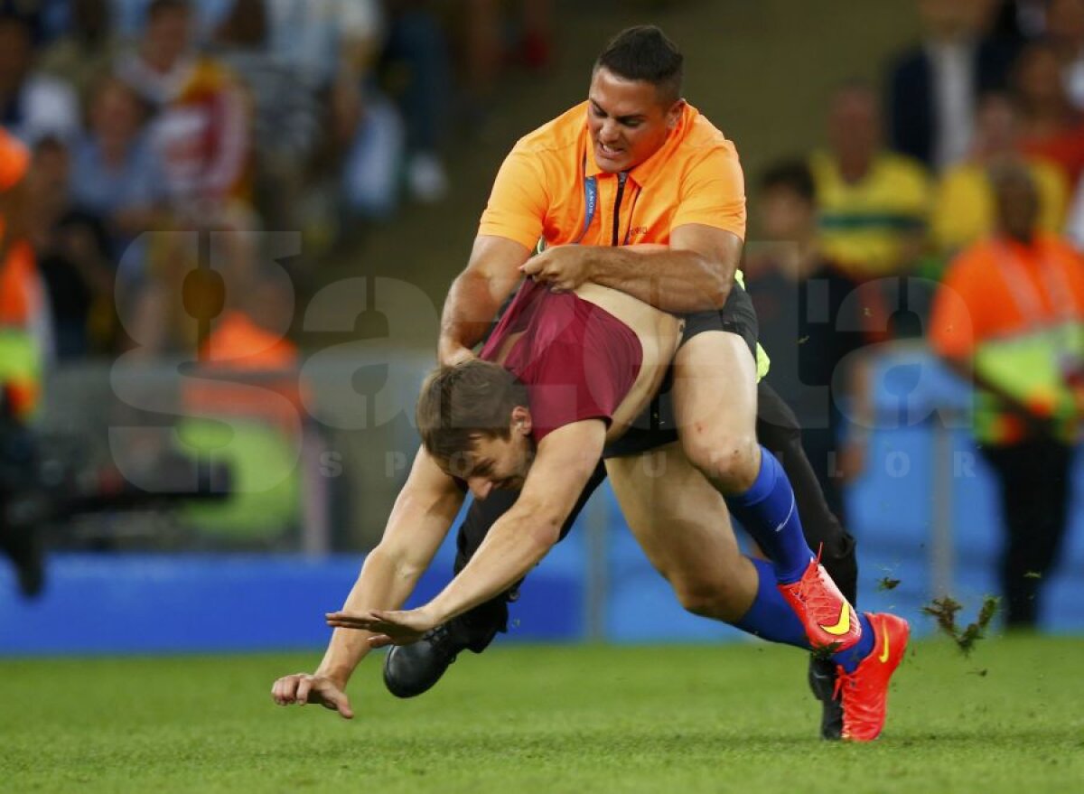 VIDEO+FOTO Brazilienii prinşi din nou nepregătiţi » Un suporter a intrat la finală pe teren şi a vrut să pupe un jucător!
