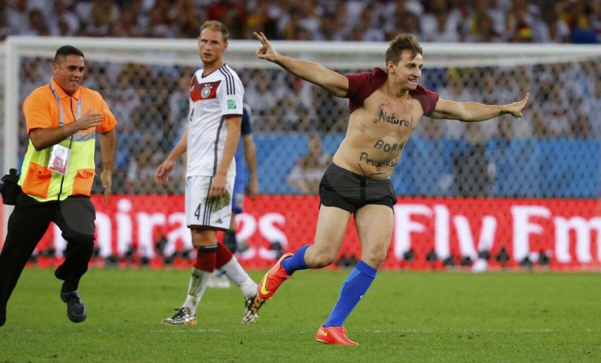 VIDEO+FOTO Brazilienii prinşi din nou nepregătiţi » Un suporter a intrat la finală pe teren şi a vrut să pupe un jucător!
