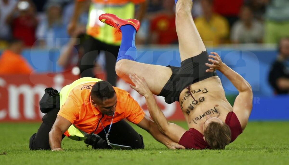 VIDEO+FOTO Brazilienii prinşi din nou nepregătiţi » Un suporter a intrat la finală pe teren şi a vrut să pupe un jucător!