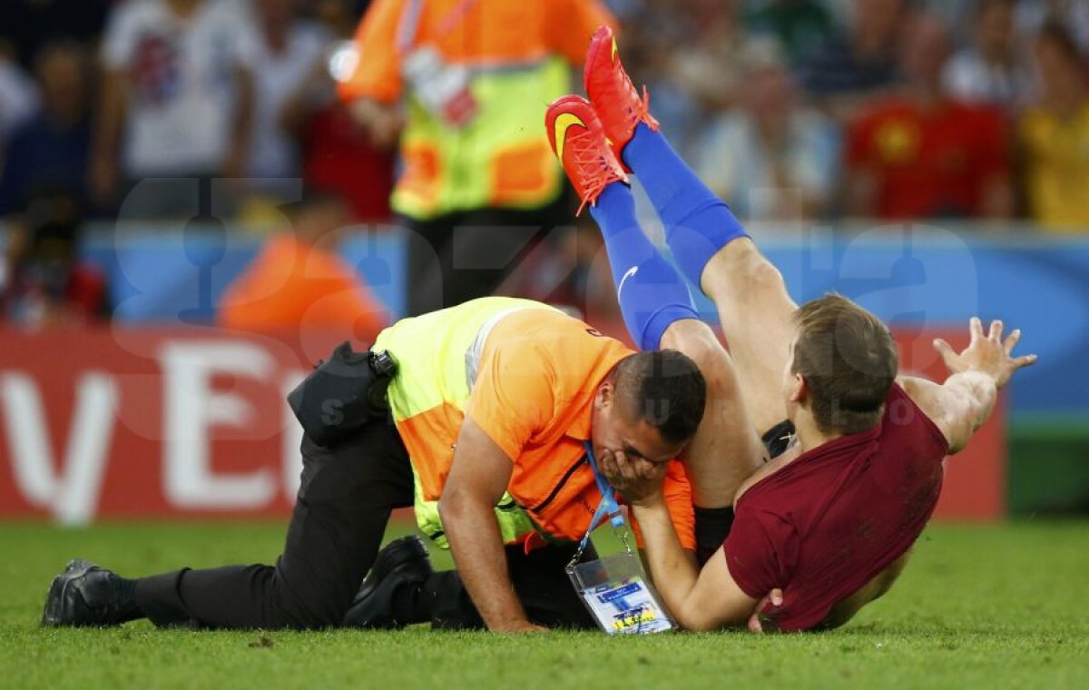 VIDEO+FOTO Brazilienii prinşi din nou nepregătiţi » Un suporter a intrat la finală pe teren şi a vrut să pupe un jucător!