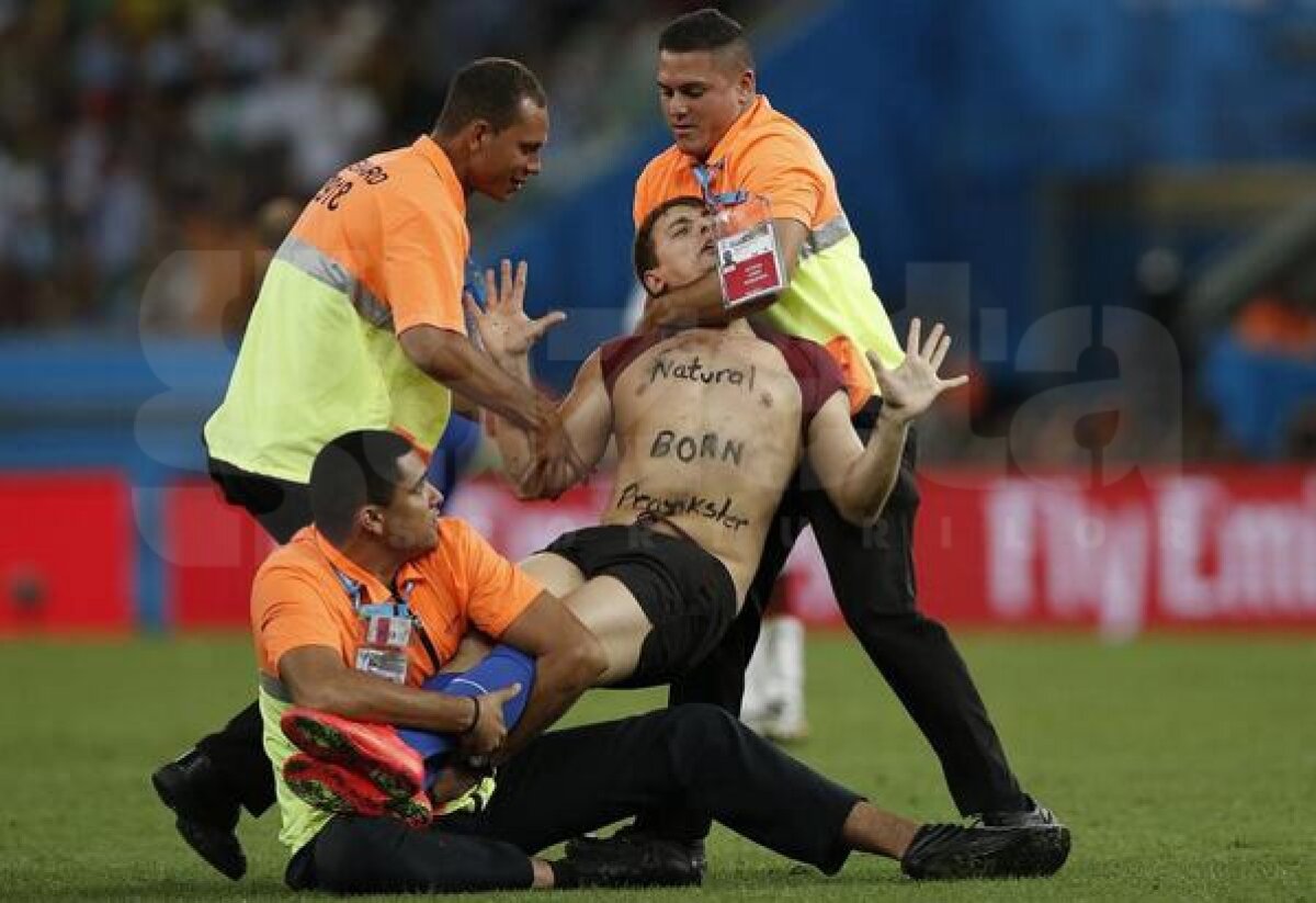 VIDEO+FOTO Brazilienii prinşi din nou nepregătiţi » Un suporter a intrat la finală pe teren şi a vrut să pupe un jucător!