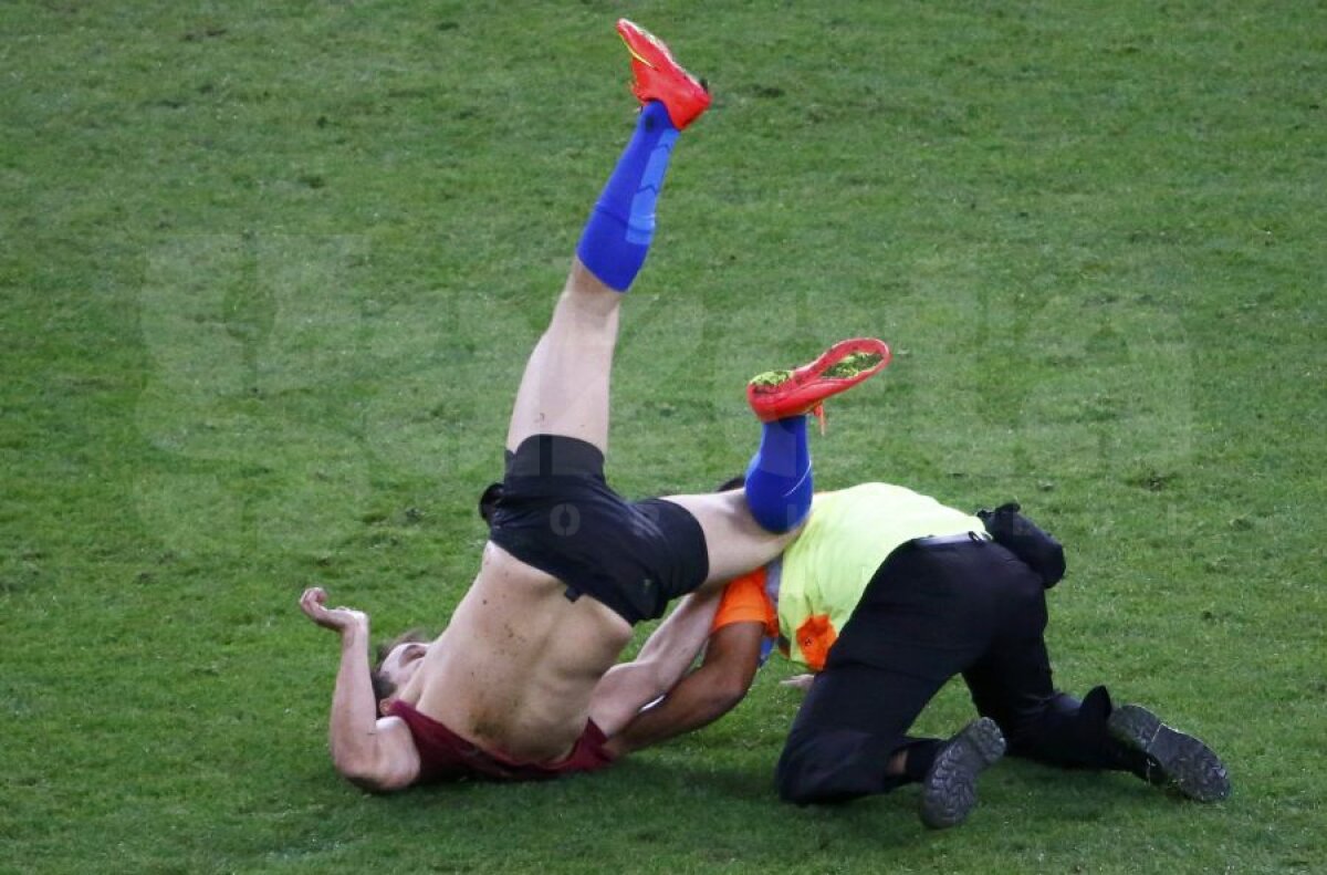 VIDEO+FOTO Brazilienii prinşi din nou nepregătiţi » Un suporter a intrat la finală pe teren şi a vrut să pupe un jucător!