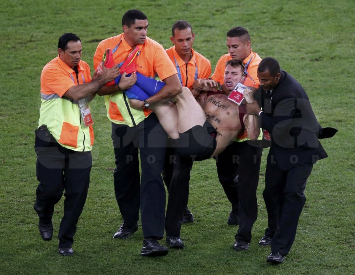 VIDEO+FOTO Brazilienii prinşi din nou nepregătiţi » Un suporter a intrat la finală pe teren şi a vrut să pupe un jucător!
