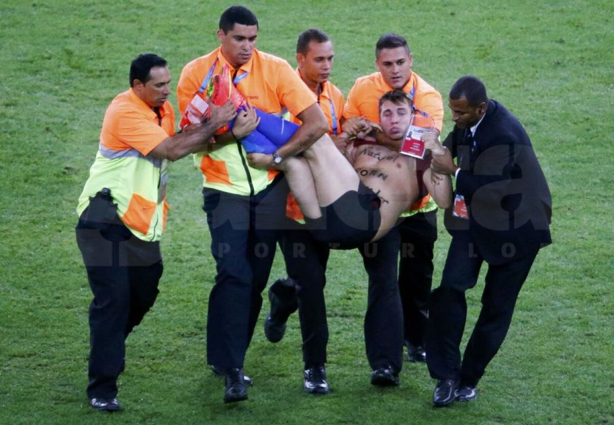VIDEO+FOTO Brazilienii prinşi din nou nepregătiţi » Un suporter a intrat la finală pe teren şi a vrut să pupe un jucător!