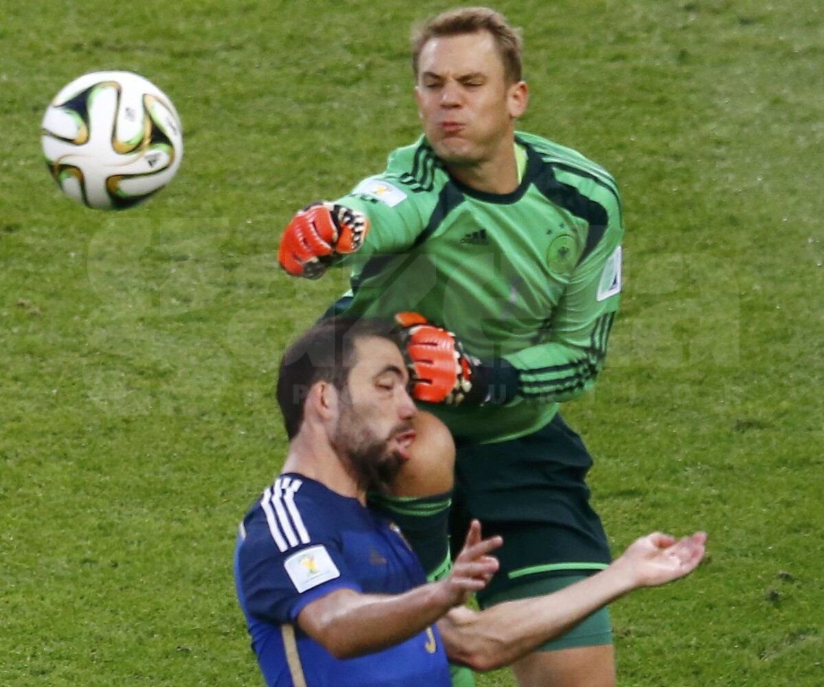 Manuel Neuer, violent ca Schumacher! » Portarul Germaniei l-a lovit cu genunchiul în cap pe Gonzalo Higuain