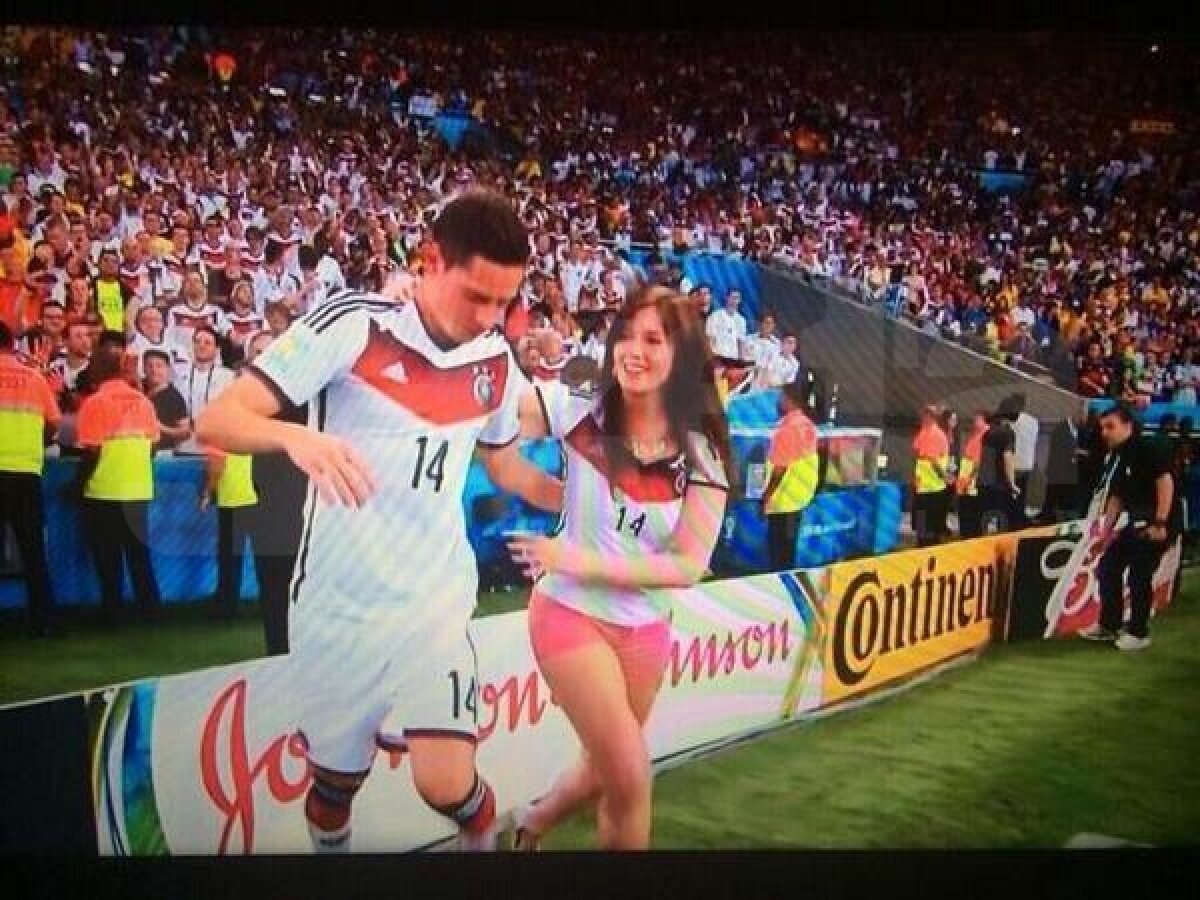 FOTO Dragostea înainte de toate » Pînă să ridice trofeul, jucătorii Germaniei au sărbătorit pe teren alături de iubitele superbe