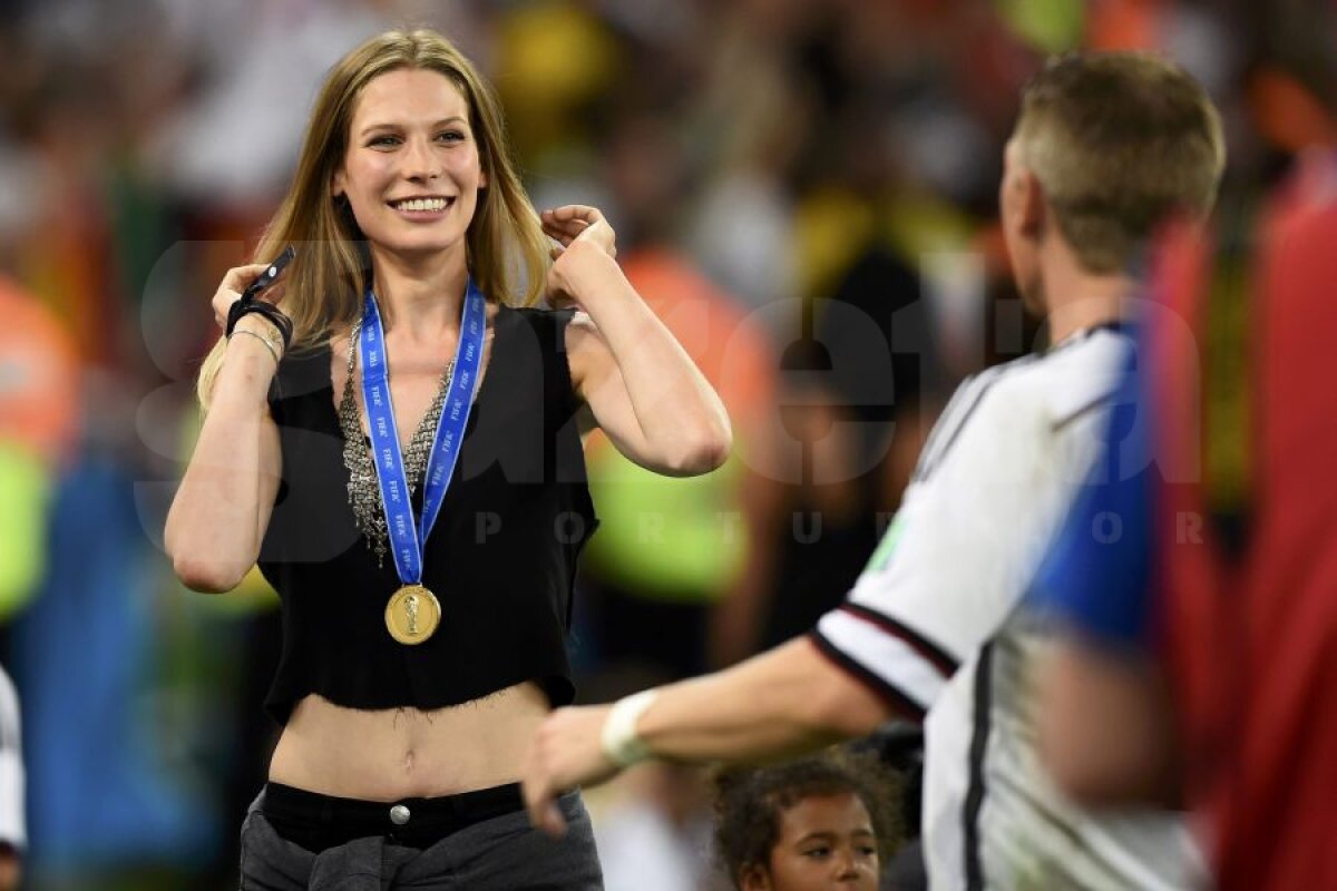 FOTO Dragostea înainte de toate » Pînă să ridice trofeul, jucătorii Germaniei au sărbătorit pe teren alături de iubitele superbe