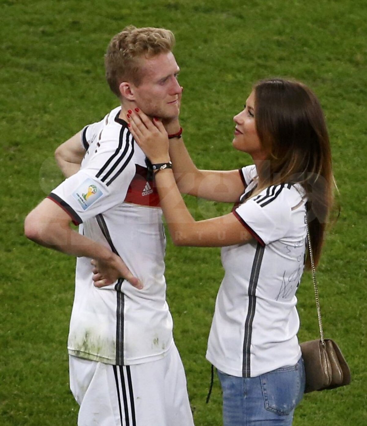 FOTO Dragostea înainte de toate » Pînă să ridice trofeul, jucătorii Germaniei au sărbătorit pe teren alături de iubitele superbe