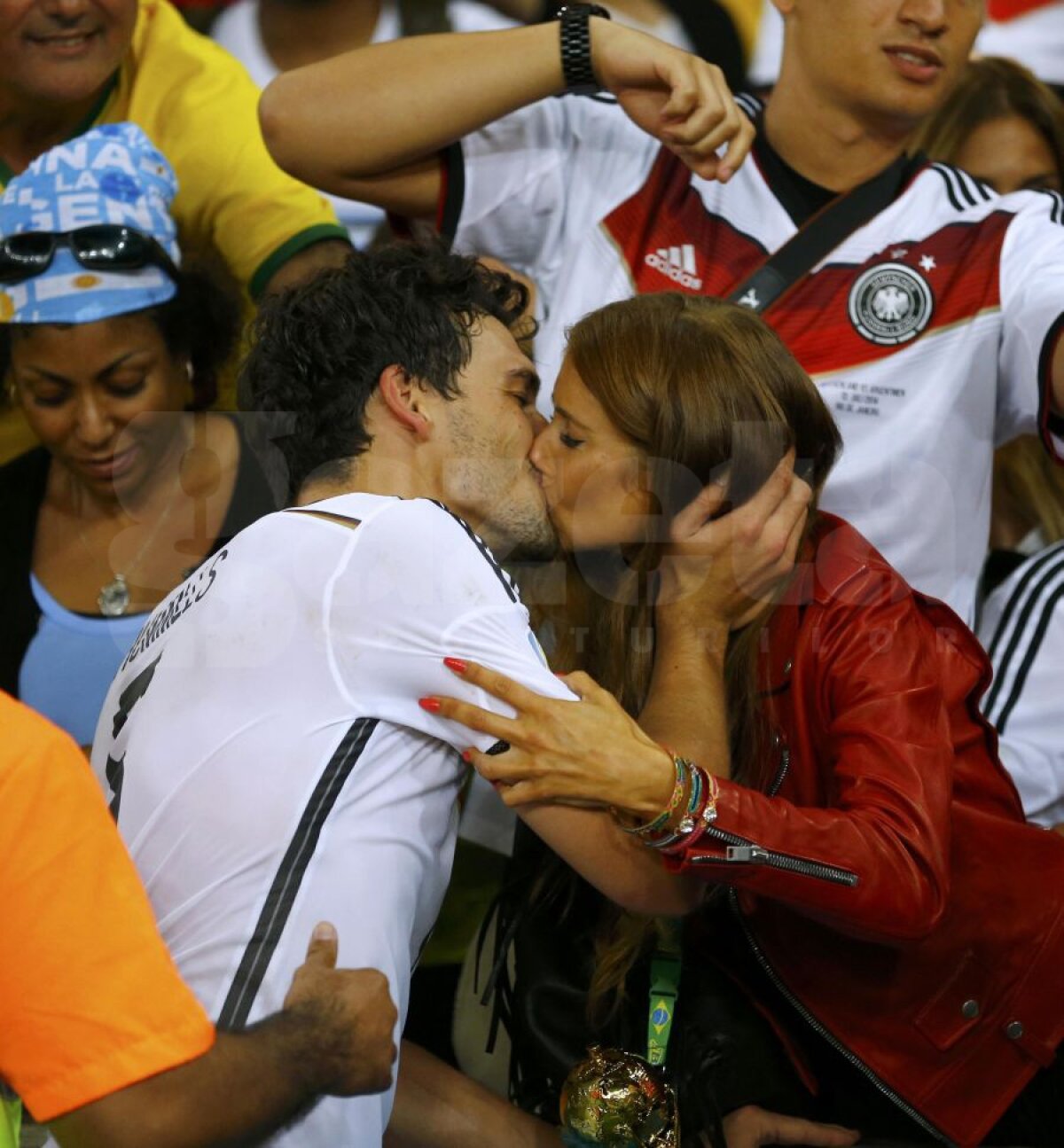 FOTO Dragostea înainte de toate » Pînă să ridice trofeul, jucătorii Germaniei au sărbătorit pe teren alături de iubitele superbe