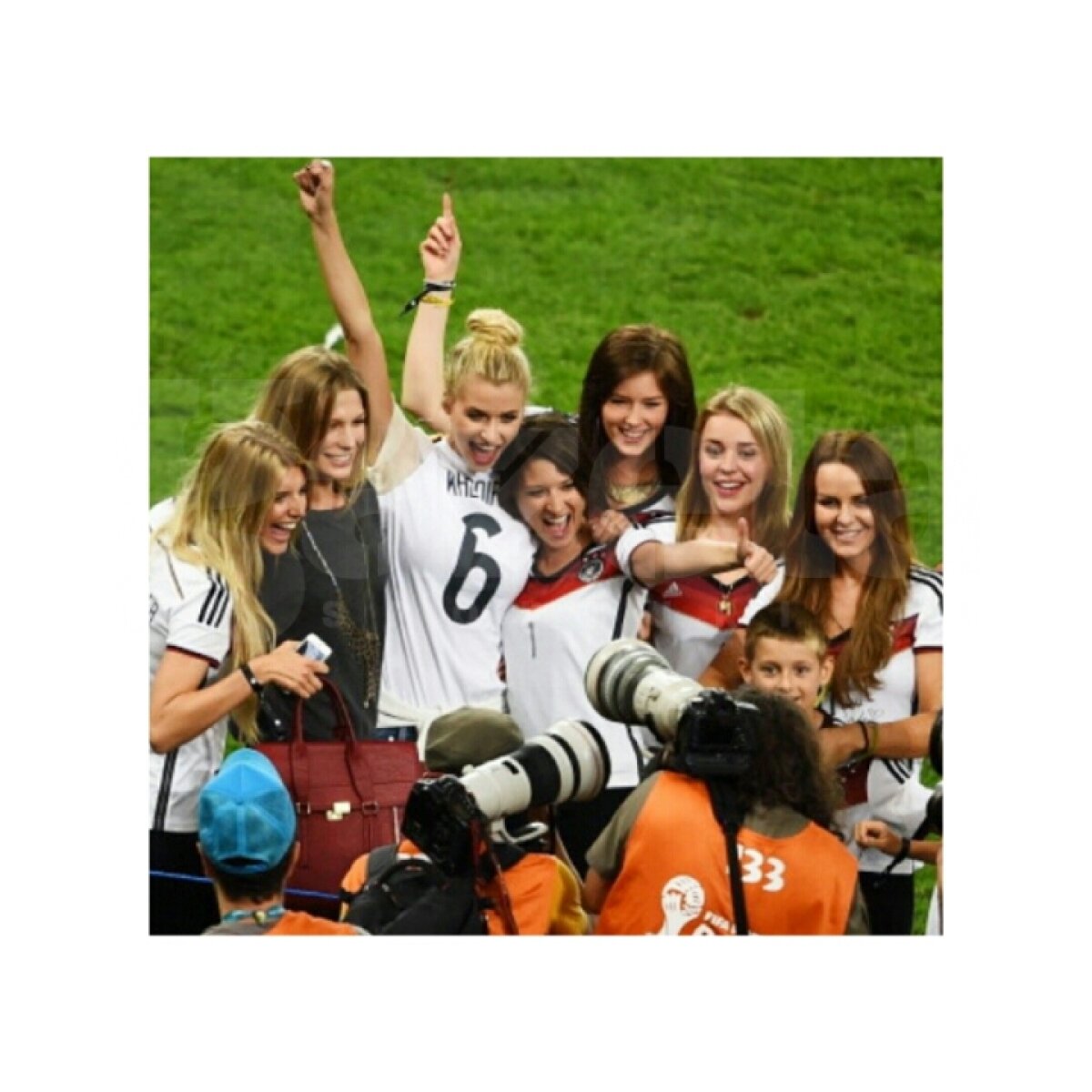 FOTO Dragostea înainte de toate » Pînă să ridice trofeul, jucătorii Germaniei au sărbătorit pe teren alături de iubitele superbe