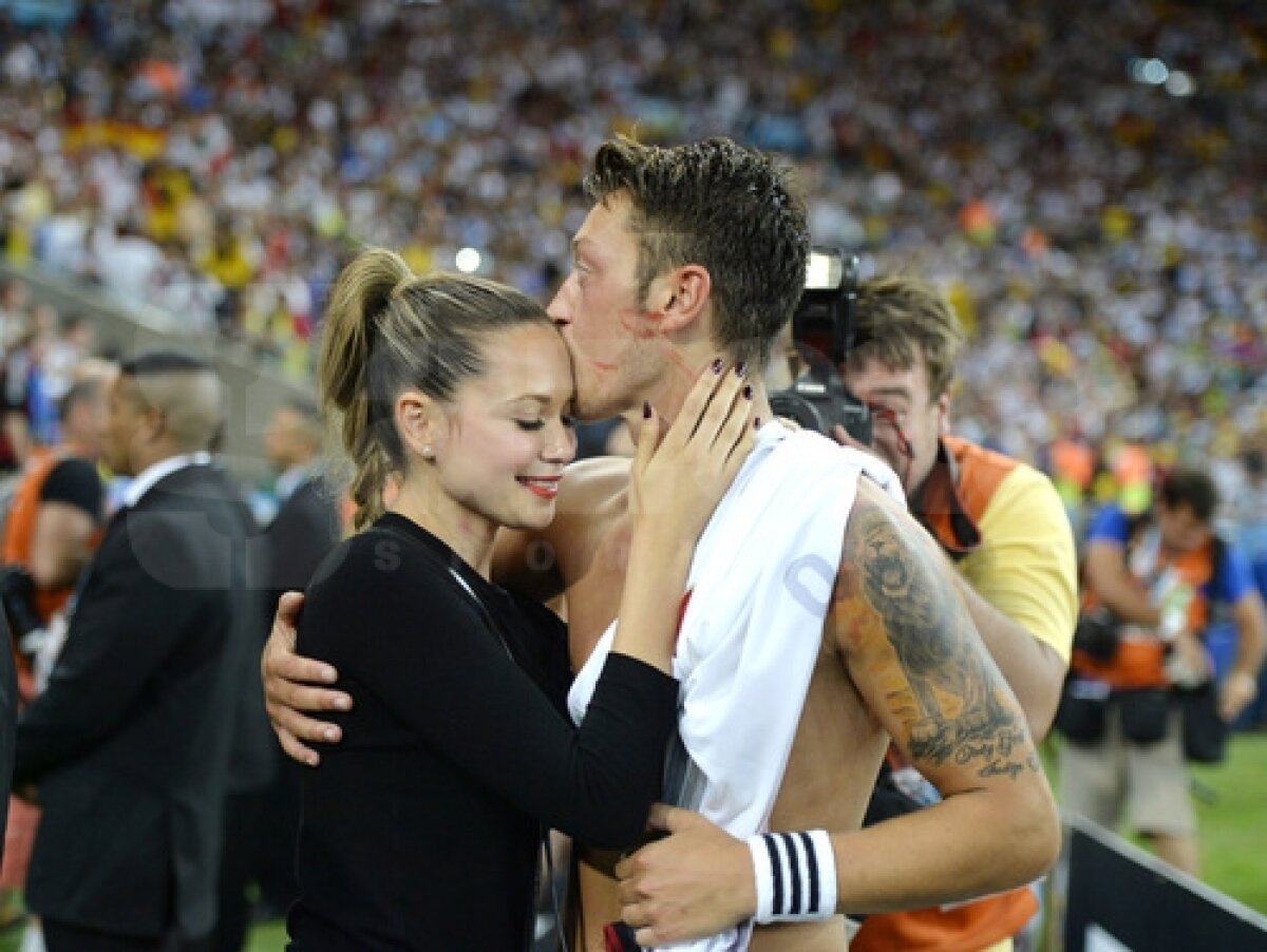 FOTO Dragostea înainte de toate » Pînă să ridice trofeul, jucătorii Germaniei au sărbătorit pe teren alături de iubitele superbe