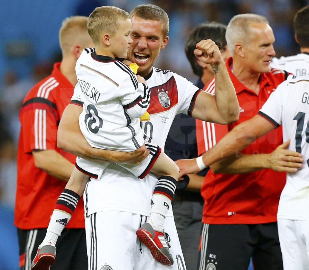 VIDEO Imediat după finală, fiul lui Lukas Podolski a bătut un penalty. Tatăl său a apărat. Proastă idee :D