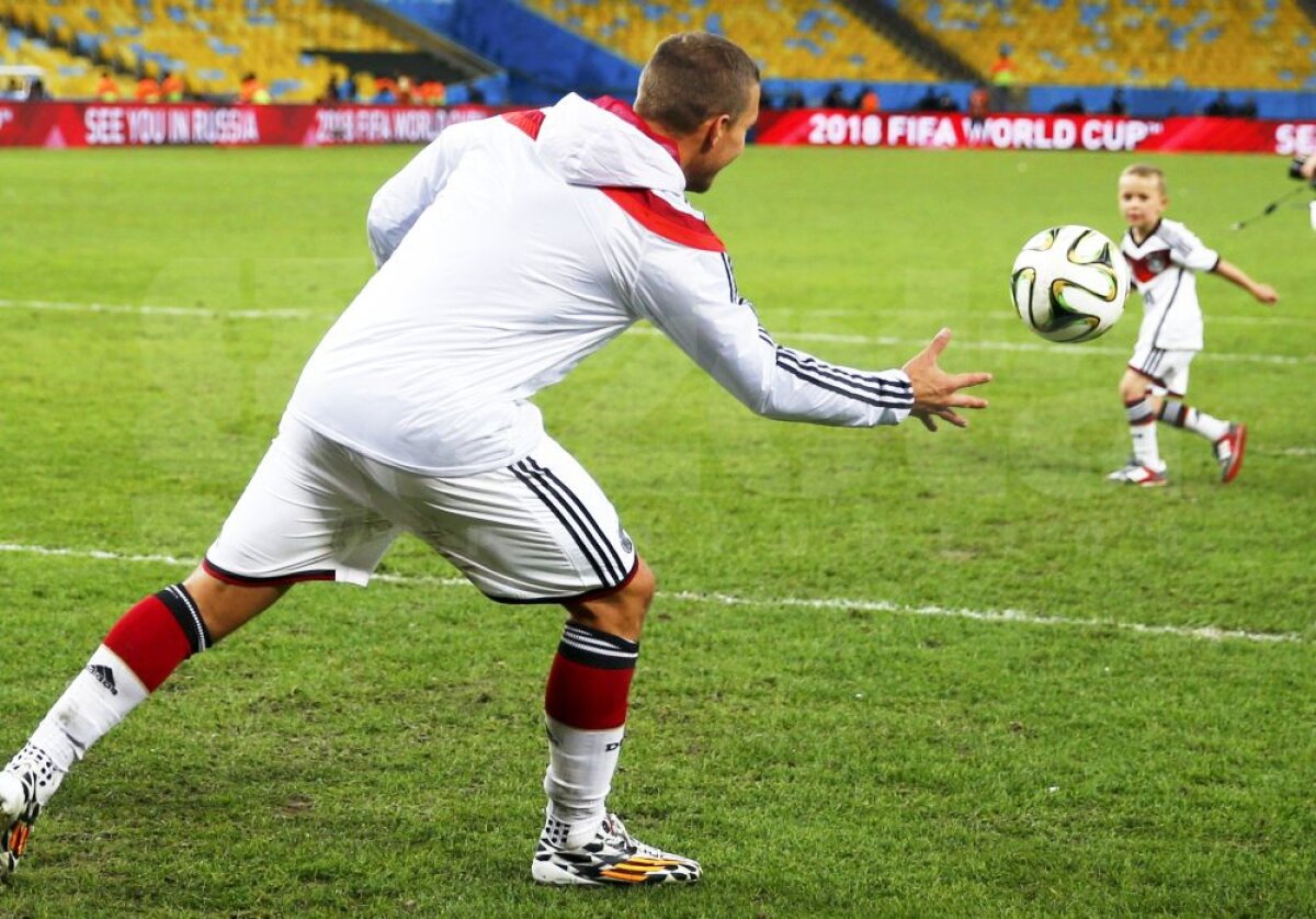 VIDEO Imediat după finală, fiul lui Lukas Podolski a bătut un penalty. Tatăl său a apărat. Proastă idee :D