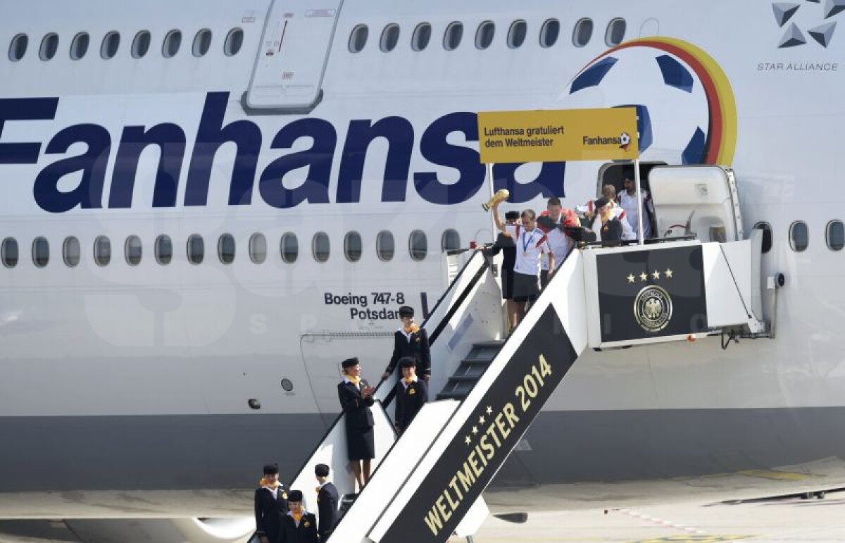 GALERIE FOTO Sărbătoare naţională în Germania » Peste 100.000 de nemţi i-au primit pe jucătorii lui Joachim Low