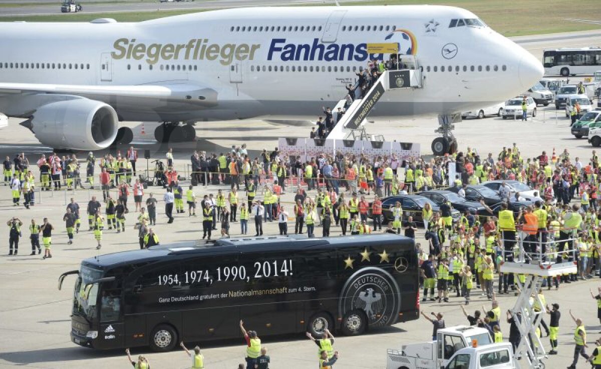 GALERIE FOTO Sărbătoare naţională în Germania » Peste 100.000 de nemţi i-au primit pe jucătorii lui Joachim Low