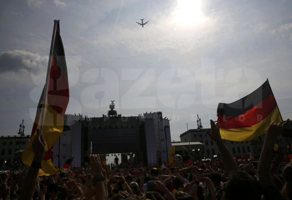GALERIE FOTO Sărbătoare naţională în Germania » Peste 100.000 de nemţi i-au primit pe jucătorii lui Joachim Low