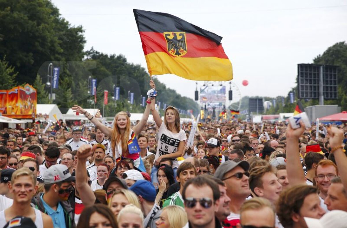 GALERIE FOTO Sărbătoare naţională în Germania » Peste 100.000 de nemţi i-au primit pe jucătorii lui Joachim Low