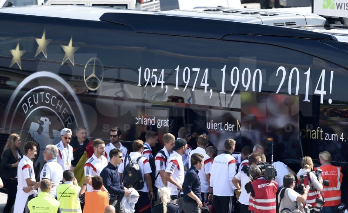 GALERIE FOTO Sărbătoare naţională în Germania » Peste 100.000 de nemţi i-au primit pe jucătorii lui Joachim Low