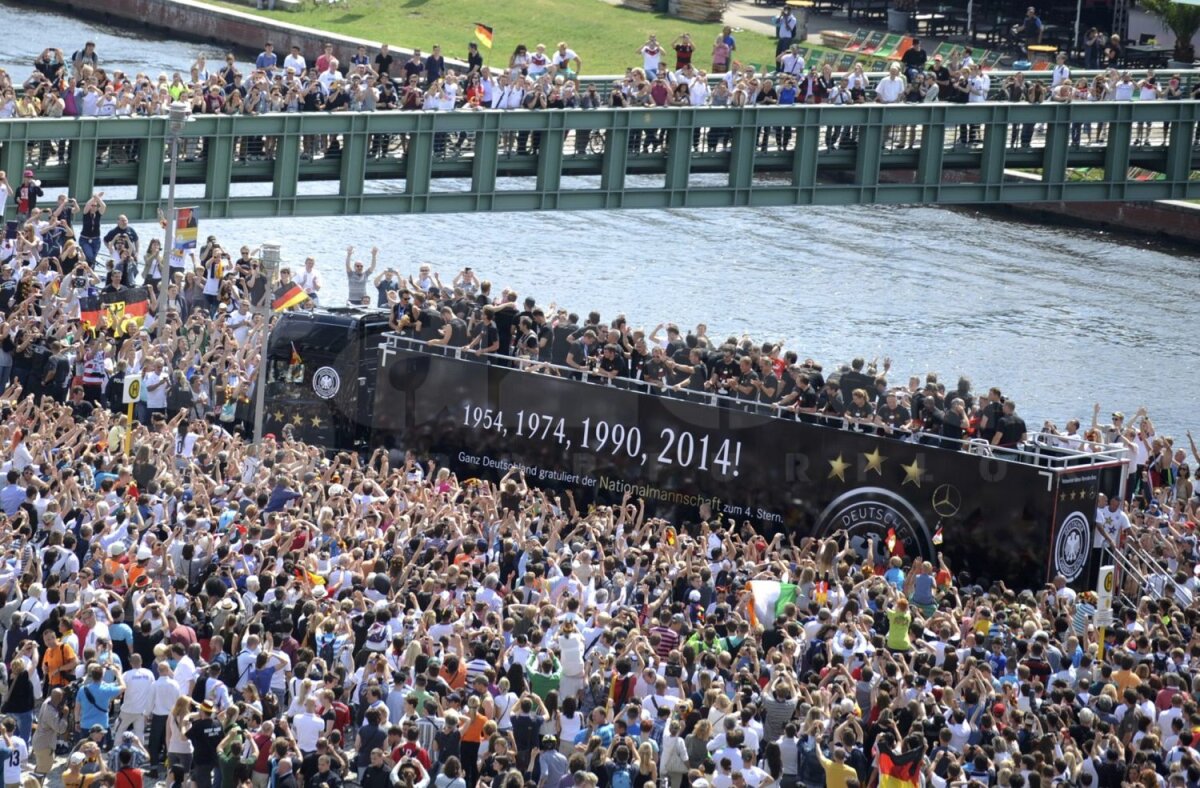 FOTO A 4-a încoronare! » Campionii mondiali din Brazilia primiţi regeşte în Germania: Berlinul e în sărbătoare!