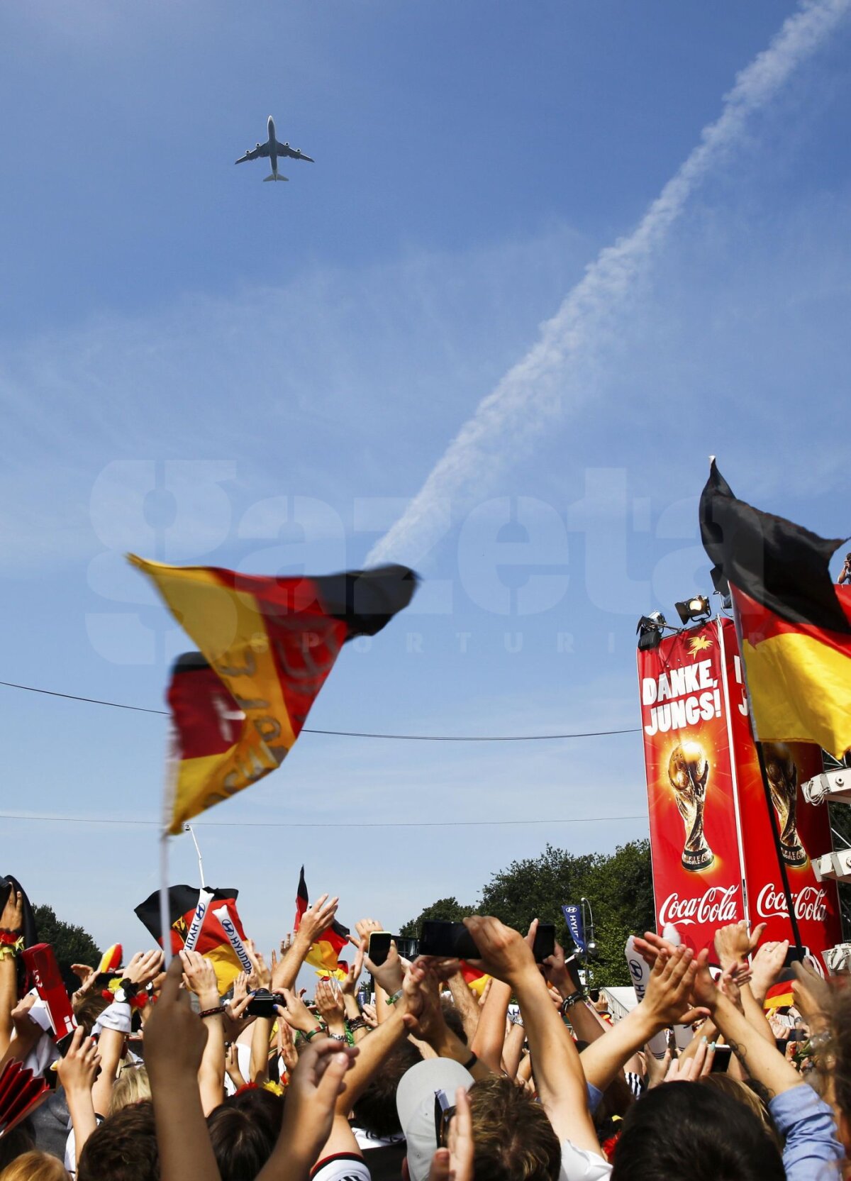 FOTO A 4-a încoronare! » Campionii mondiali din Brazilia primiţi regeşte în Germania: Berlinul e în sărbătoare!