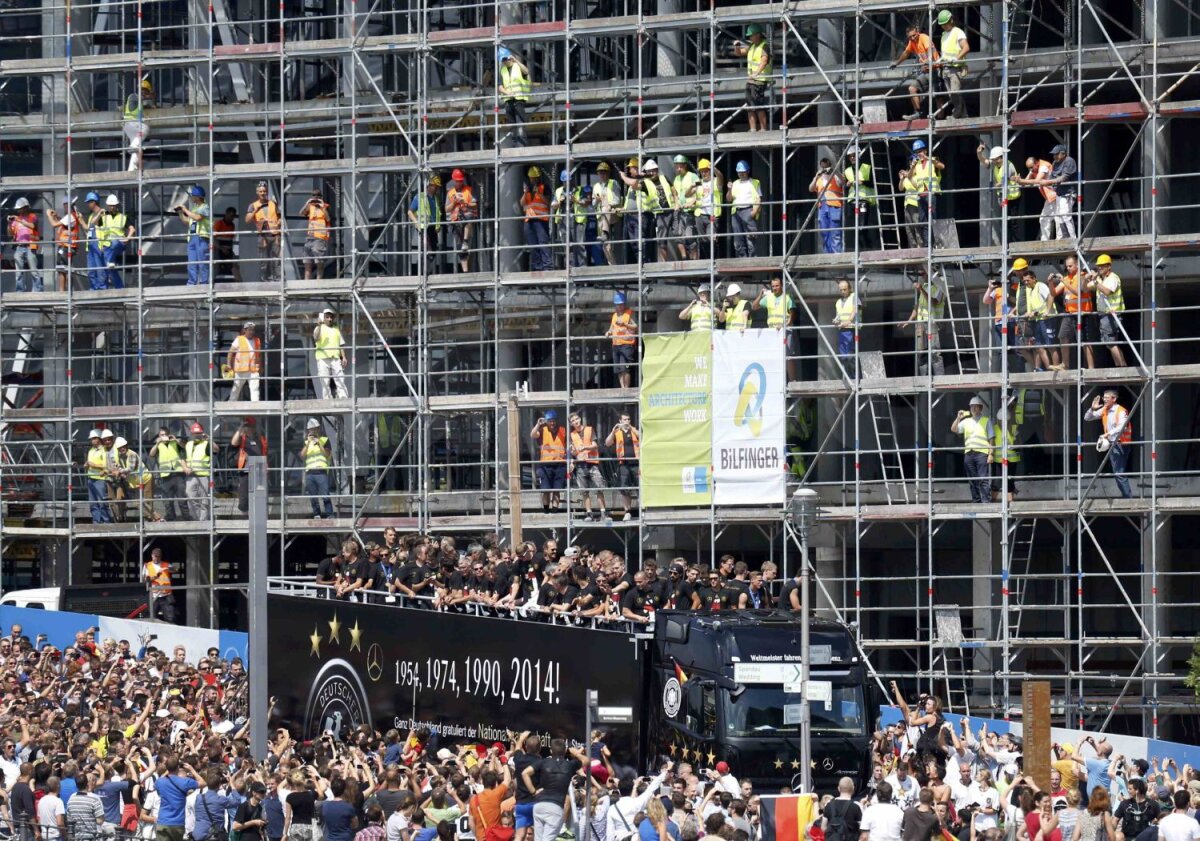 FOTO A 4-a încoronare! » Campionii mondiali din Brazilia primiţi regeşte în Germania: Berlinul e în sărbătoare!