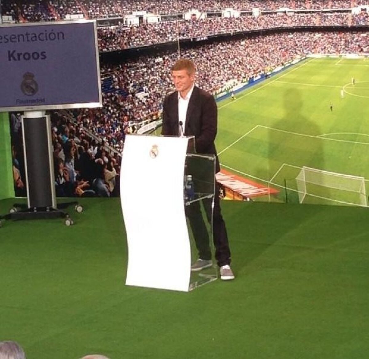 VIDEO şi FOTO Real Madrid şi-a prezentat vedeta acestei campanii de transferuri, Toni Kroos » Prima reacţie a germanului şi numărul cu care va juca