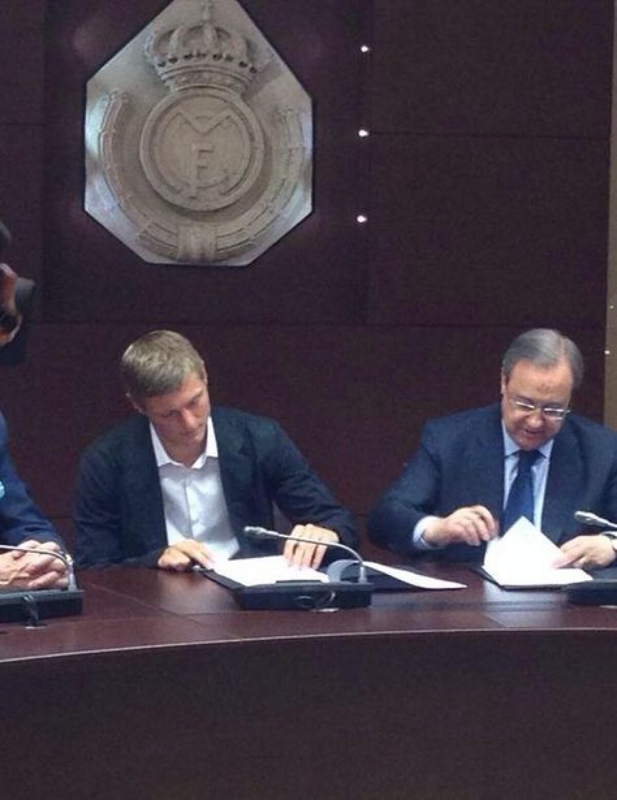 VIDEO şi FOTO Real Madrid şi-a prezentat vedeta acestei campanii de transferuri, Toni Kroos » Prima reacţie a germanului şi numărul cu care va juca