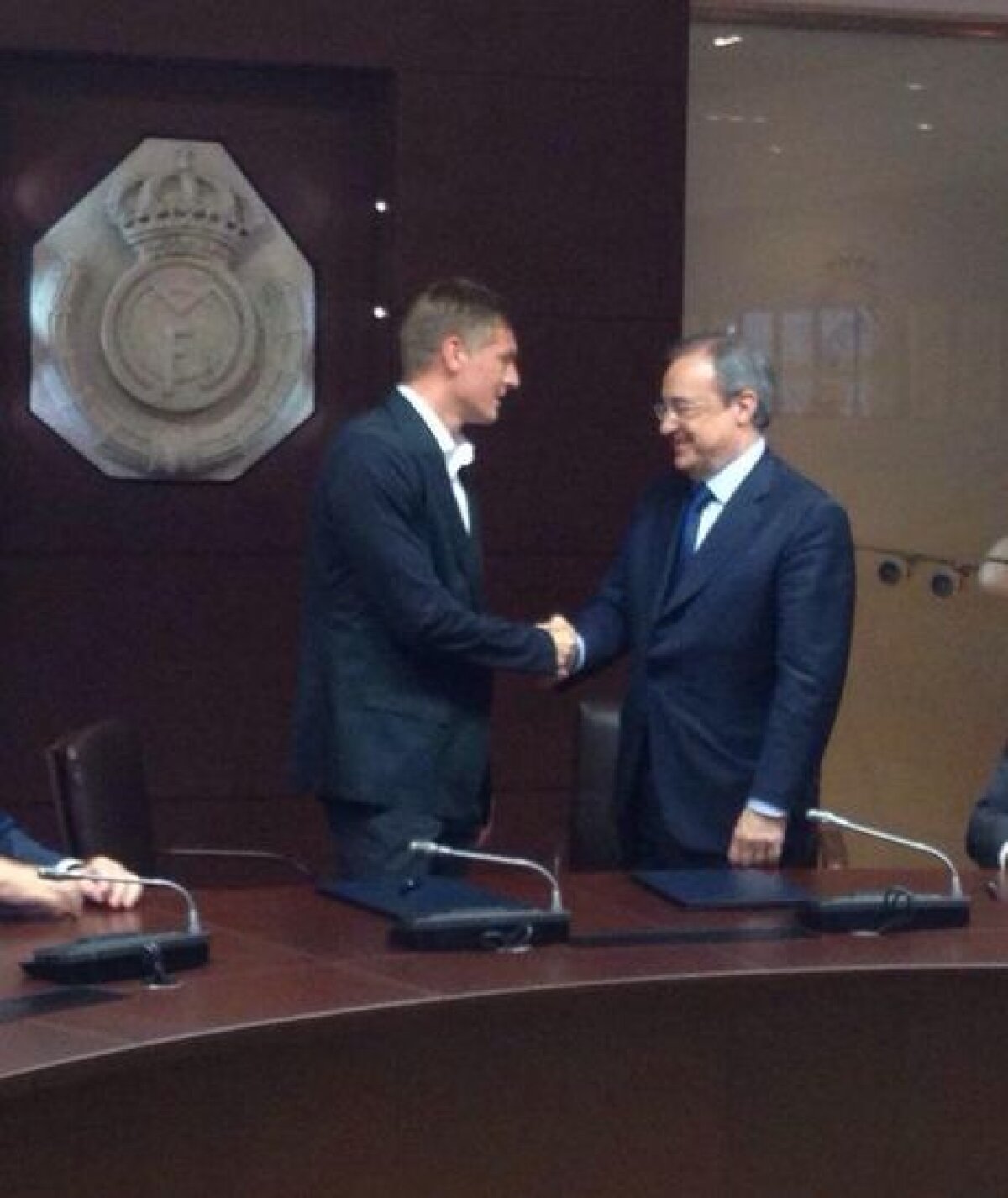 VIDEO şi FOTO Real Madrid şi-a prezentat vedeta acestei campanii de transferuri, Toni Kroos » Prima reacţie a germanului şi numărul cu care va juca