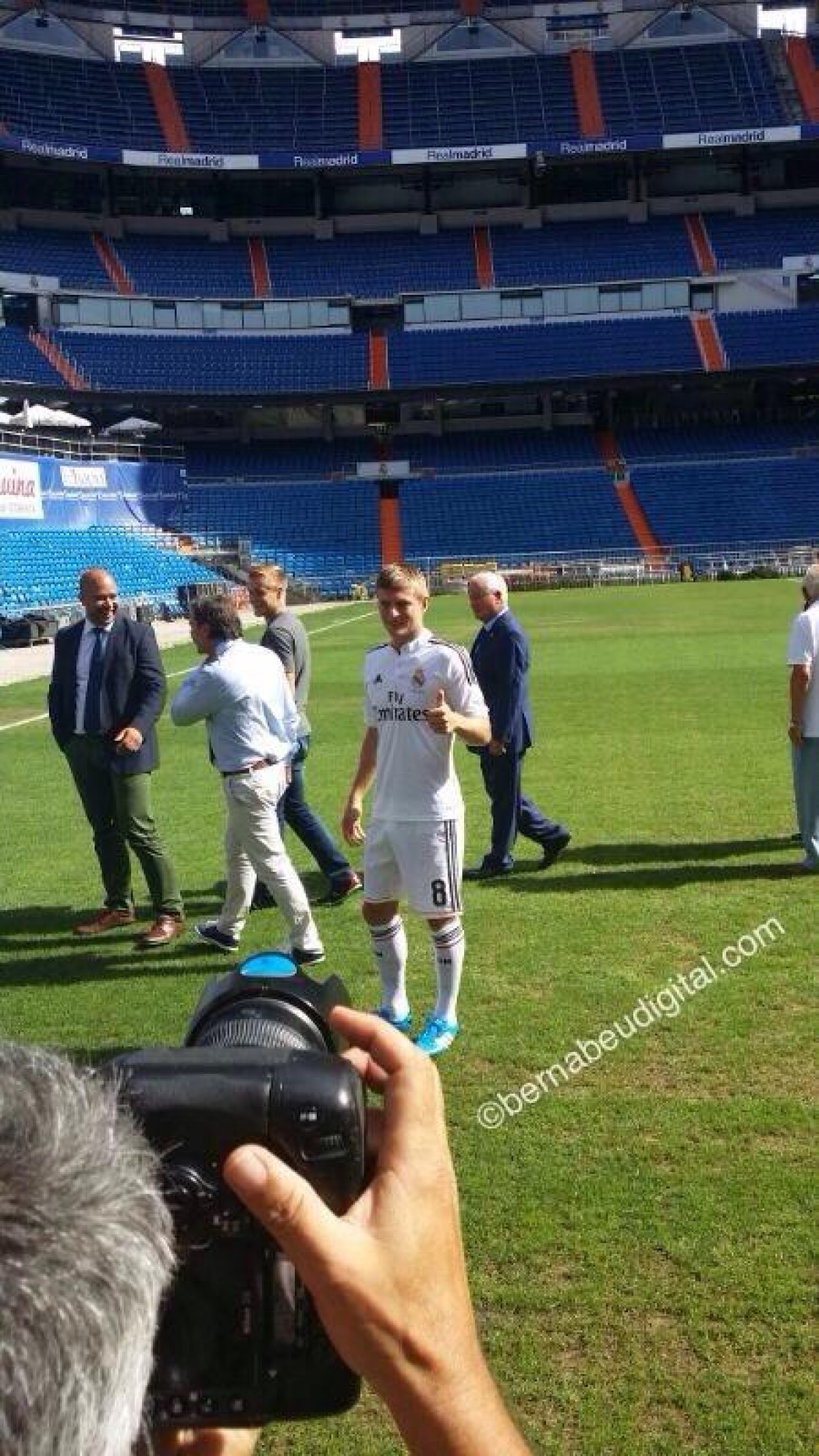 VIDEO şi FOTO Real Madrid şi-a prezentat vedeta acestei campanii de transferuri, Toni Kroos » Prima reacţie a germanului şi numărul cu care va juca