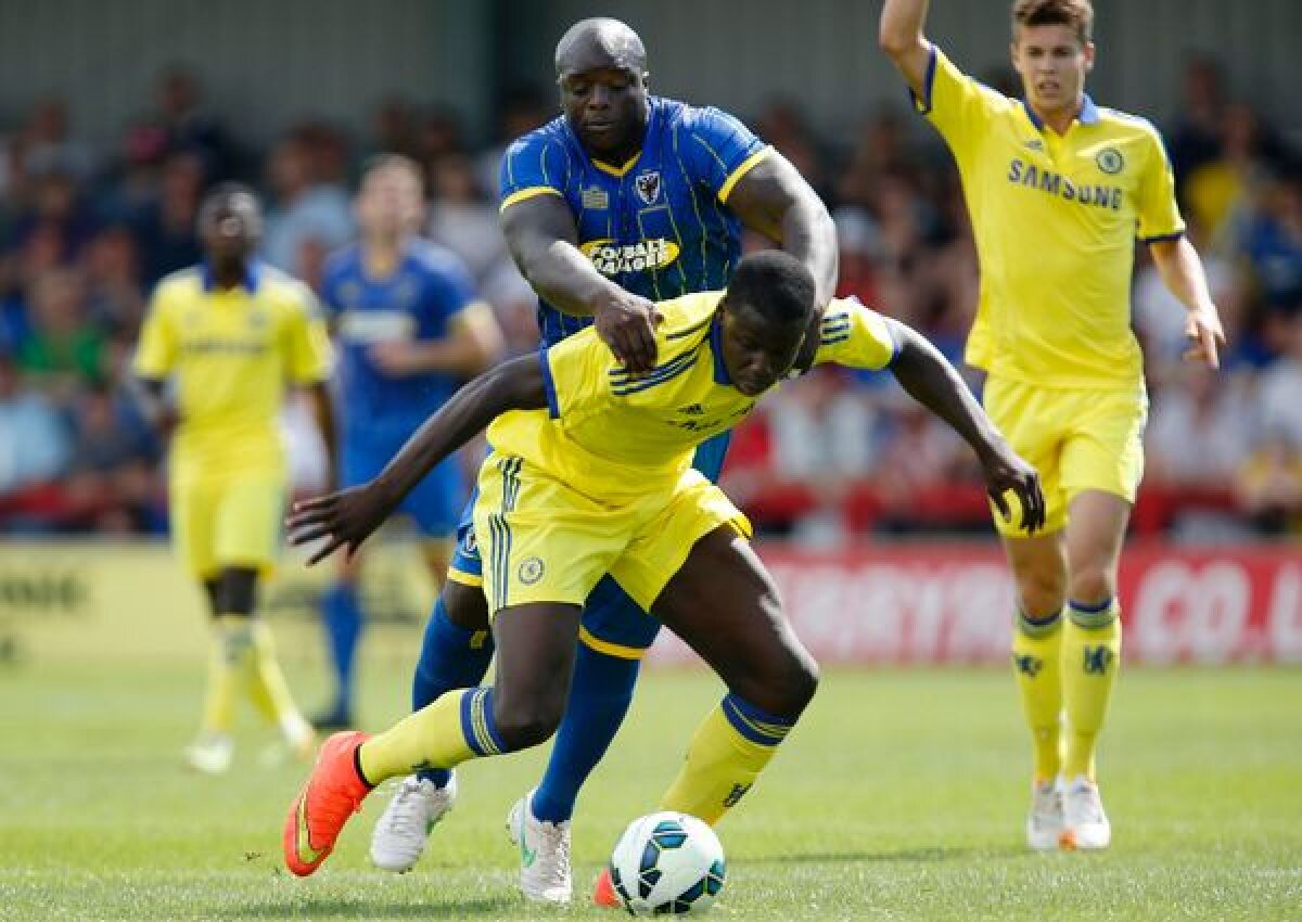 FOTO Diferenţă fabuloasă de gabarit » Cel mai puternic fotbalist le-a făcut pe vedetele lui Chelsea să pară nişte furnici la meciul direct!